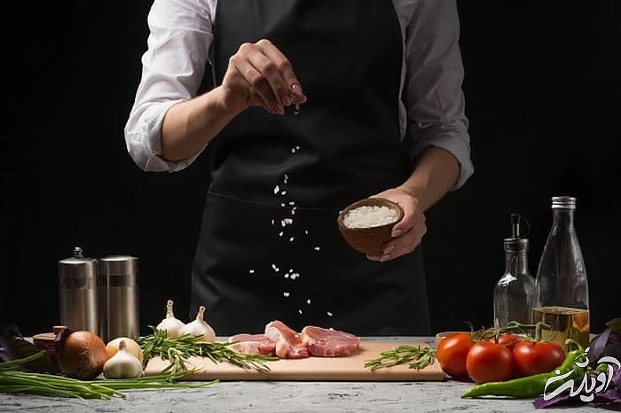 نمک ریختن در غذا آشپزی